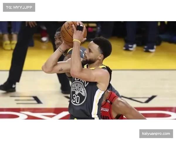 勇士库里因右膝髌股疼痛综合征缺阵后卫线轮换面临考验